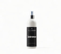 Ontdek de krachtige geur van Intenso in onze textielspray. Verrijk je kleding en interieur met deze intens verleidelijke en langdurige geurbeleving