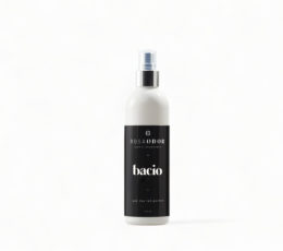 Ontdek de sensuele en verleidelijke geur van Bacio in onze textielspray. Verwen je kleding en interieur met deze warme en omhullende geurbeleving.