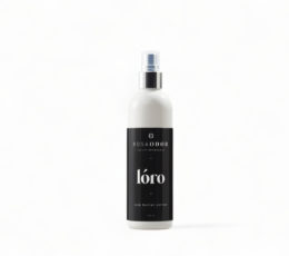 Ontdek de elegante en mysterieuze geur van Loro in onze textielspray. Verrijk je kleding en interieur met deze intrigerende en tijdloze geurbeleving.