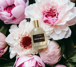 Flacon van Sera Sera Eau de Parfum, met peony, magnolia en amber - een symfonie van geuren