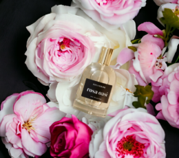 Laat je verleiden door de weelderige geur van onze Rosa Oasi Eau Thé Parfum. Deze betoverende geur biedt een luxueuze en verfijnde ervaring, geïnspireerd door de weelderige schoonheid van een bloeiende oase.