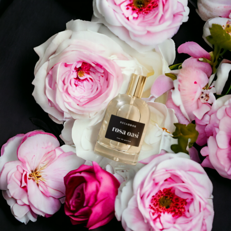 Laat je verleiden door de weelderige geur van onze Rosa Oasi Eau Thé Parfum. Deze betoverende geur biedt een luxueuze en verfijnde ervaring, geïnspireerd door de weelderige schoonheid van een bloeiende oase.