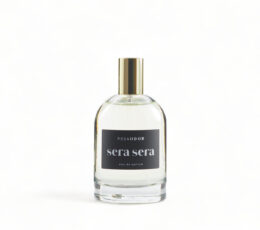 Betoverende Sera Sera geurfles, omhuld door verleidelijke aroma's
