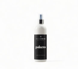 Ontdek de weelderige en luxueuze geur van Palazzo in onze textielspray. Verrijk je kleding en interieur met deze elegante en verfijnde geurbeleving.