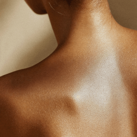 Rosa Oasi Body Wash in gebruik onder de douche – luxe huidverzorging