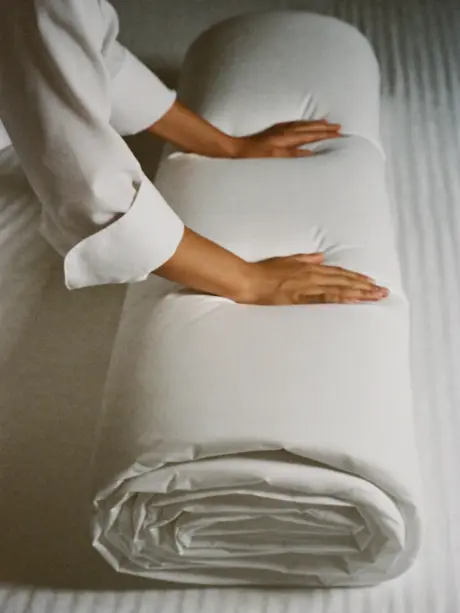 rosaodor-editorial-hands-smoothing-fresh-bedding