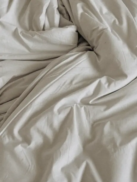 rosaodor-editorial-white-linen-soft-folds