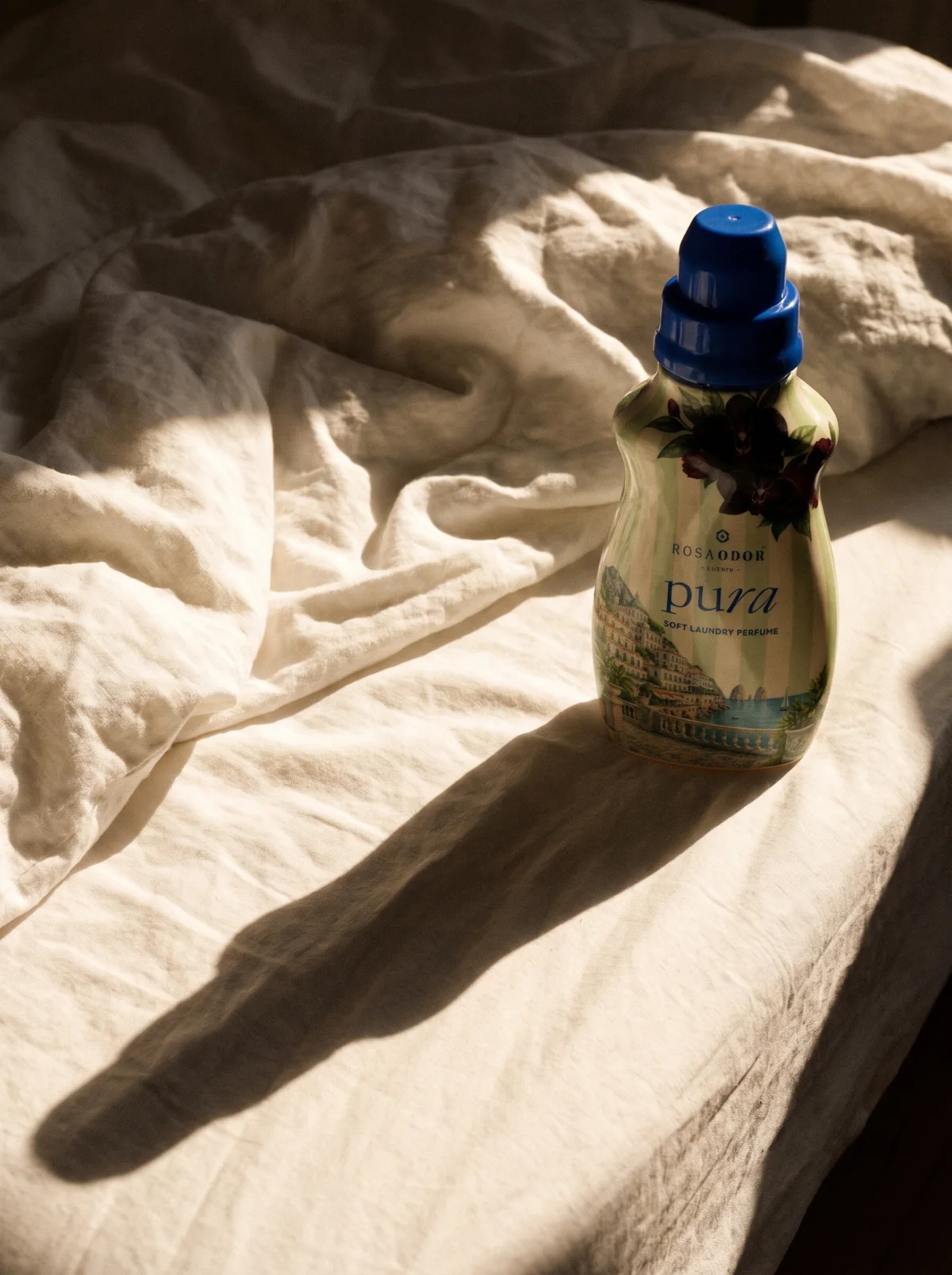 PURA Soft Laundry Perfume op luxe wit bedlinnen